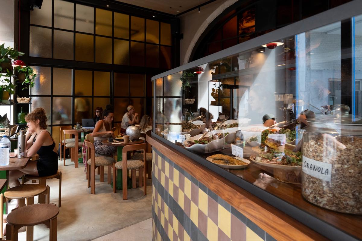 The caf&eacute; at the front of the studio